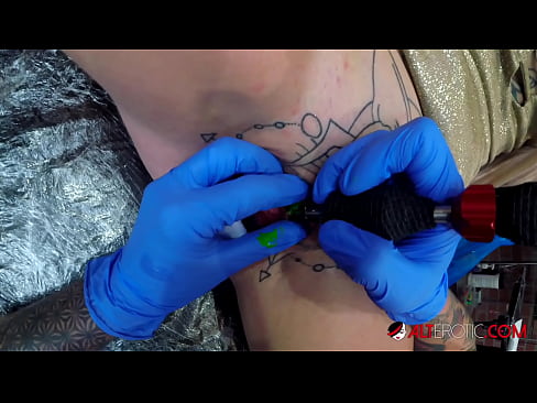 ❤️ tattooed ທີ່ສຸດ Hottie Sully Savage ໄດ້ຮັບ tattoo ສຸດ clitoris ຂອງນາງ ❤️ ວິດີໂອຮ່ວມເພດ ຢູ່ຄອມ lo.vegasservice.ru ❌